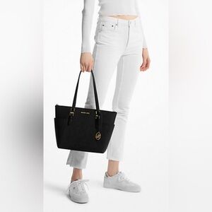 Like New Michael Kors Shoulder Bag